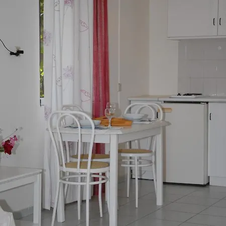 Fleria Seaside & Apts 2* Jeráni Haníon